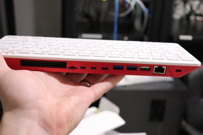 自带键盘和输入输出接口的 Raspberry Pi 400